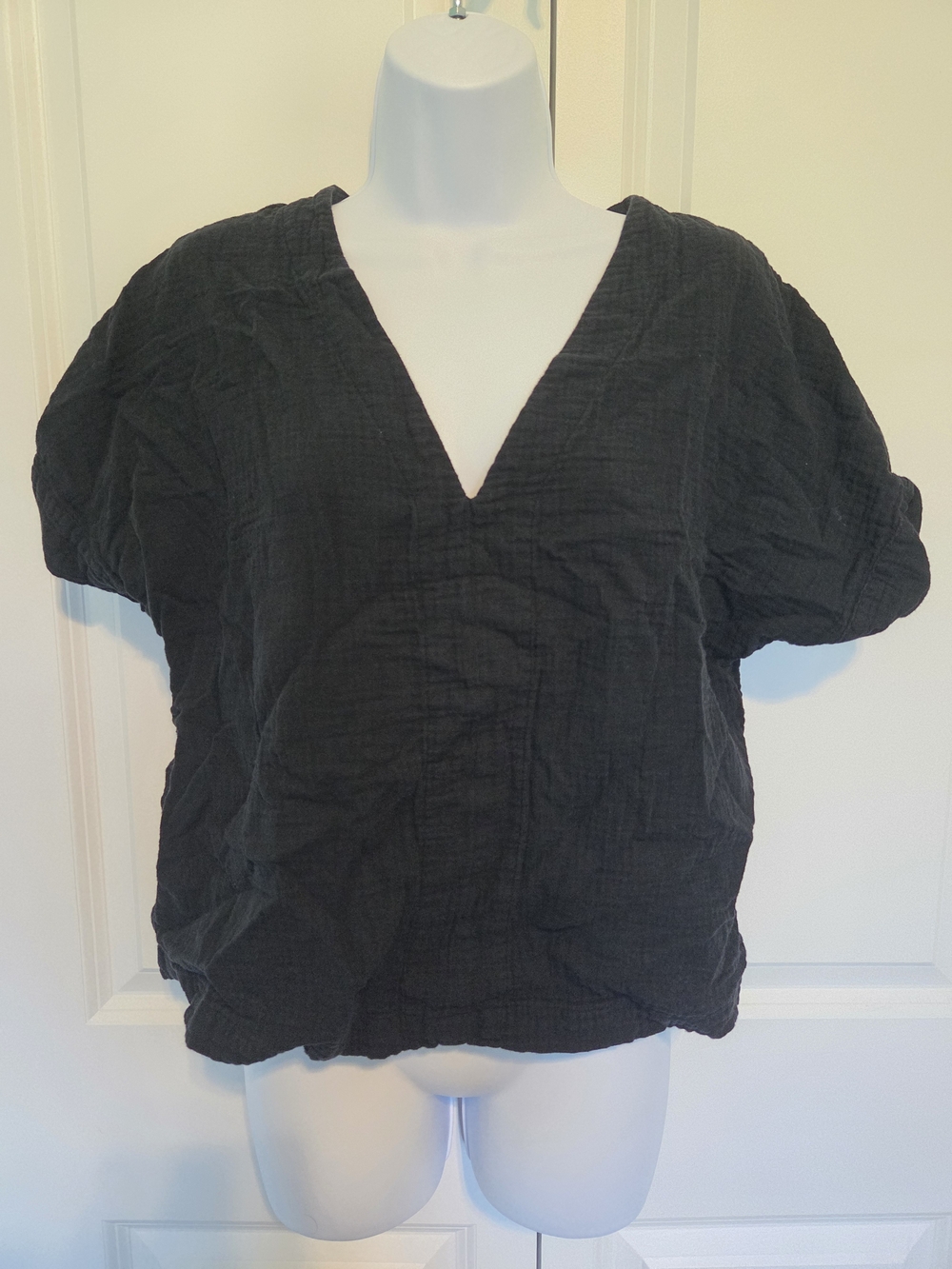 Universal Thread Black V-Neck Short Sleeve Blouse
